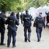 Huk przerwał konferencję w "białym miasteczku"; policja: mężczyzna nie żyje