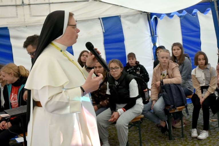 Light for Life 2021. Belgijka i strefy młodych