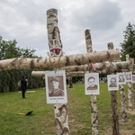 Bohaterom na Łączce. Nowe krzyże brzozowe na Powązkach Wojskowych