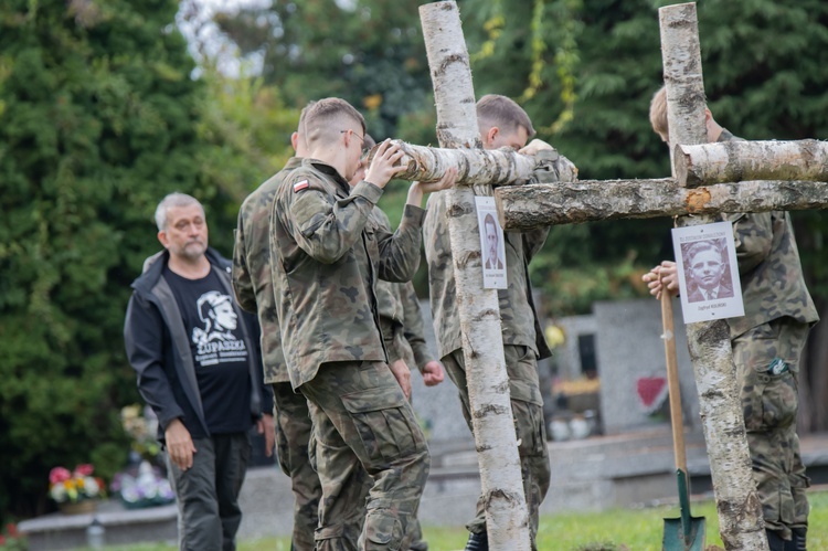 Bohaterom na Łączce. Nowe krzyże brzozowe na Powązkach Wojskowych