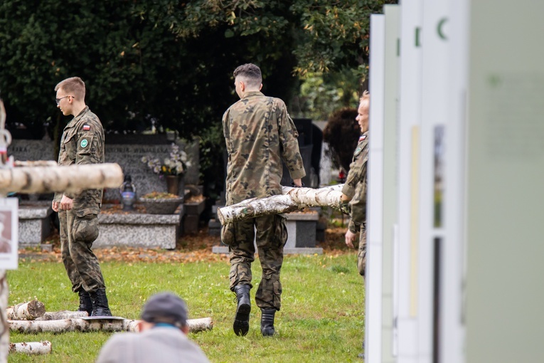 Bohaterom na Łączce. Nowe krzyże brzozowe na Powązkach Wojskowych