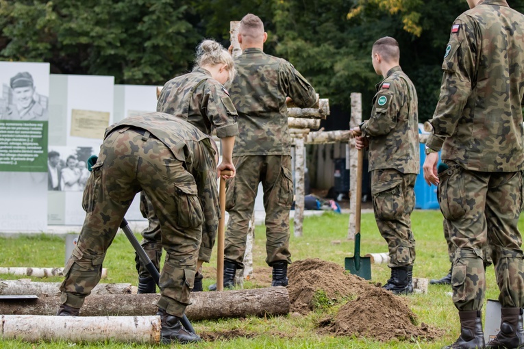Bohaterom na Łączce. Nowe krzyże brzozowe na Powązkach Wojskowych