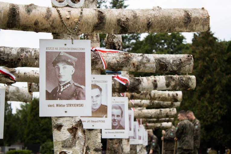 Bohaterom na Łączce. Nowe krzyże brzozowe na Powązkach Wojskowych