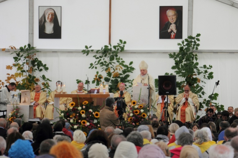 Dotykali jej świętości. Niewidomi z pielgrzymką w Laskach 