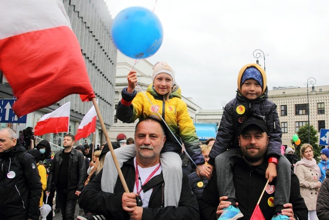 XVI Narodowy Marsz Życia i Rodziny przeszedł ulicami Warszawy [GALERIA]