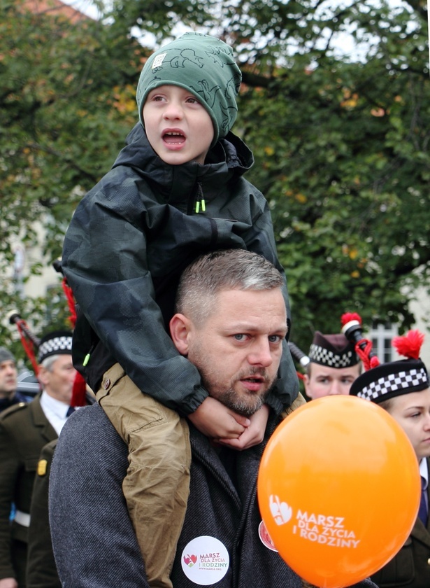 XVI Narodowy Marsz Życia i Rodziny przeszedł ulicami Warszawy [GALERIA]