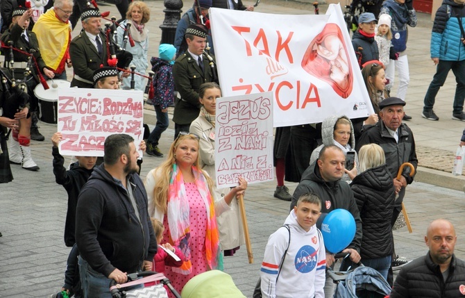 XVI Narodowy Marsz Życia i Rodziny przeszedł ulicami Warszawy [GALERIA]