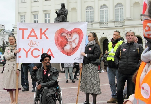 XVI Narodowy Marsz Życia i Rodziny przeszedł ulicami Warszawy [GALERIA]