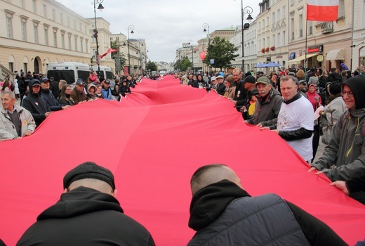 XVI Narodowy Marsz Życia i Rodziny przeszedł ulicami Warszawy [GALERIA]