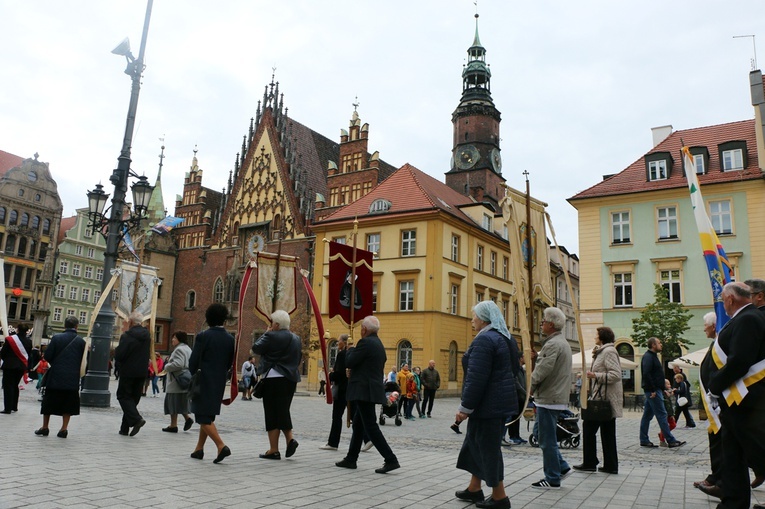 Procesja z relikwiami św. Stanisława i św. Doroty przez Wrocław