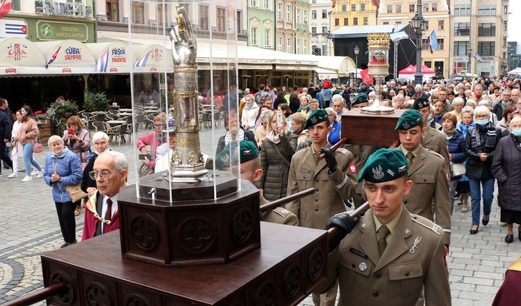 Procesja z relikwiami św. Stanisława i św. Doroty przez Wrocław