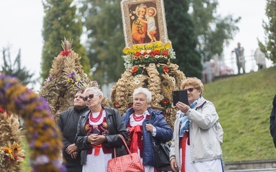 Przedstawiciele z każdego dekanatu złożyli przed ołtarzem tradycyjne wieńce dożynkowe.