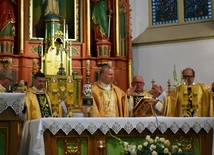 Odpustowa i jubileuszowa suma. Celebrują od lewej: ks. Marek Fituch, ks. Adam Płuciennik, bp Piotr Turzyński, ks. Józef Tępiński i ks. Jacek Wieczorek.