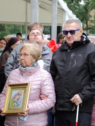 Niewidomi u grobu bł. matki Czackiej