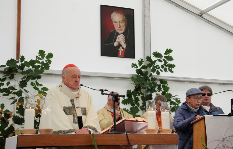 Niewidomi u grobu bł. matki Czackiej