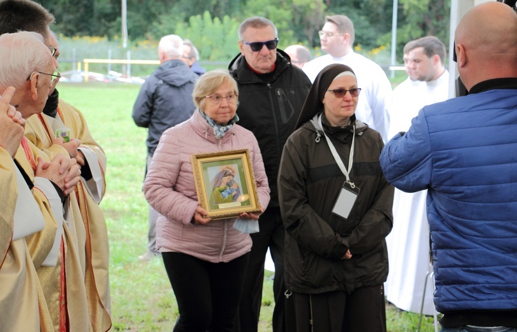 Niewidomi u grobu bł. matki Czackiej