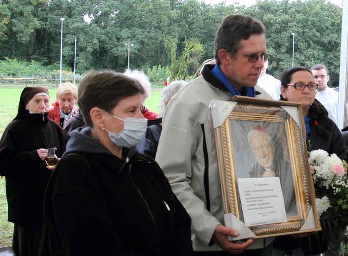 Niewidomi u grobu bł. matki Czackiej