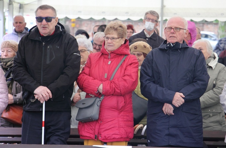 Niewidomi u grobu bł. matki Czackiej