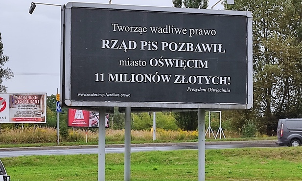 Oświęcim. Na drogach pojawiły się bilbordy o wadliwym prawie