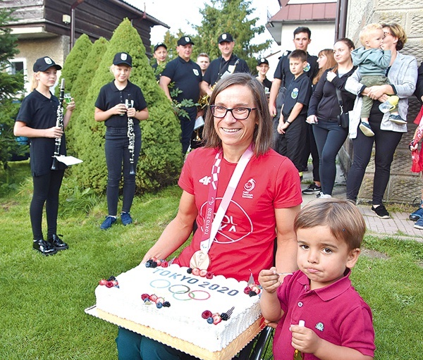 ▲	Po powrocie z Japonii w rodzinnej miejscowości na olimpijkę czekał jej syn Bruno.