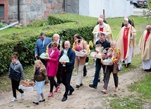 Przedstawiciele lokalnej społeczności przynieśli kosze z żywnością i kwiatami.