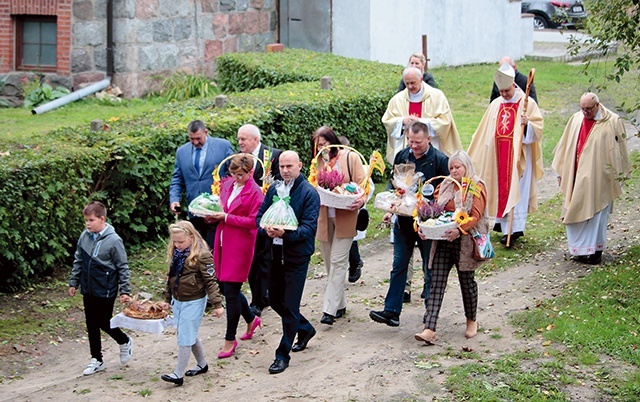 Przedstawiciele lokalnej społeczności przynieśli kosze z żywnością i kwiatami.