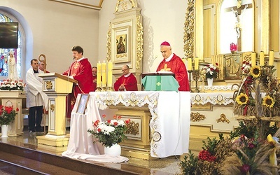 	Uroczystościom przewodniczył elbląski biskup pomocniczy.  Witał go ks. proboszcz Bogdan Sokołowski.
