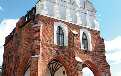 	Obiekt jest położony zaledwie ok. 50 m  od zamku krzyżackiego.