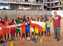 ▲	Kapłan wraz z młodymi adeptami szkółki piłkarskiej Don Bosko z Ebolowa (Kamerun).