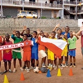 ▲	Kapłan wraz z młodymi adeptami szkółki piłkarskiej Don Bosko z Ebolowa (Kamerun).