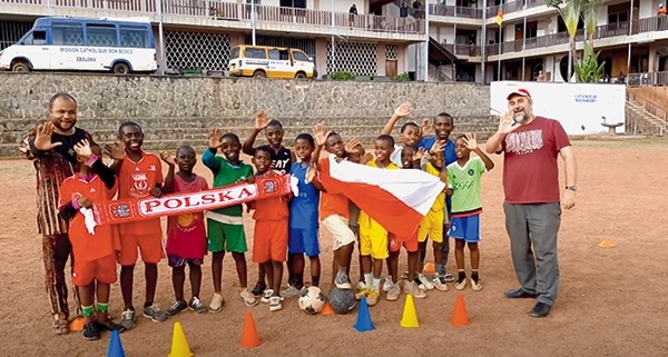 ▲	Kapłan wraz z młodymi adeptami szkółki piłkarskiej Don Bosko z Ebolowa (Kamerun).
