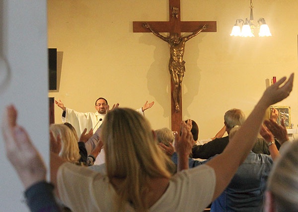 ▲	Każdą homilię koszalińskiego kapłana poprzedziła wspólna modlitwa.