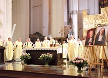 	Wraz z metropolitą gdańskim Mszę św. w bazylice Mariackiej odprawili biskupi pomocniczy oraz licznie zebrane duchowieństwo.