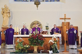 Liturgia w sanktuarium Ofiar Nieludzkich Systemów.