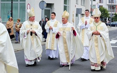 ▲	Procesja do progu legnickiej katedry – pastorał biskupów legnickich niesie abp Salvatore Pennacchio. 