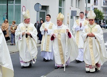 ▲	Procesja do progu legnickiej katedry – pastorał biskupów legnickich niesie abp Salvatore Pennacchio. 