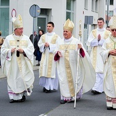 ▲	Procesja do progu legnickiej katedry – pastorał biskupów legnickich niesie abp Salvatore Pennacchio. 