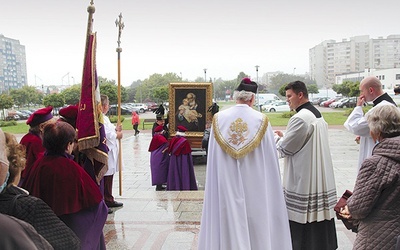 ▲	Powitanie odbyło się w strugach deszczu.