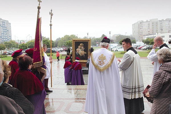 ▲	Powitanie odbyło się w strugach deszczu.