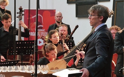 	Andrzej Szadejko, dyrektor imprezy, zagra na organach w kościele św. Jana.