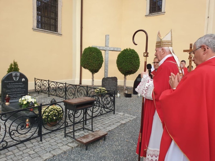 Celebransi zatrzymali się nad symbolicznym grobem błogosławionego.