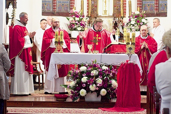 ◄	– Parafie w czasie zaborów były ośrodkiem polskości – mówił przewodniczący uroczystościom. 
