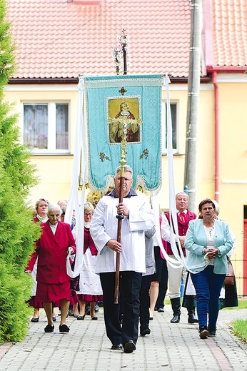 ◄	Po Mszy św., której przewodniczył ks. Wojciech Kotowicz, odbyła się procesja eucharystyczna.