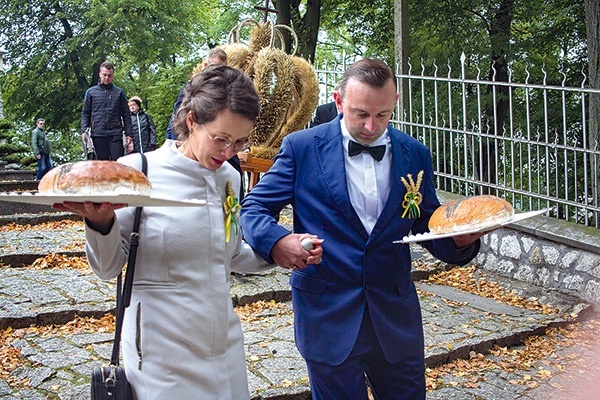 ▲	Starostowie dożynek Andrea i Manfred Suchy z Dziedzic (parafia Racławiczki).