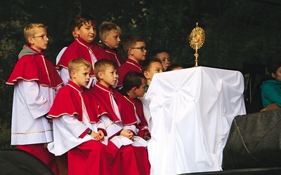 ▲	Najbliżej relikwii świętego znaleźli się ministranci.