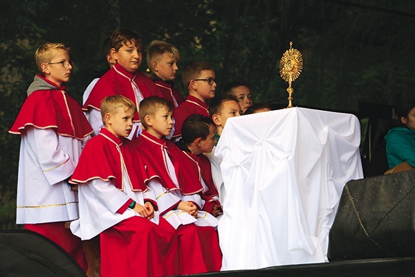 ▲	Najbliżej relikwii świętego znaleźli się ministranci.