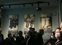 Wystawa pokazuje dwa światy, ten przed wojną i ten obozowy.