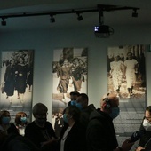 Wystawa pokazuje dwa światy, ten przed wojną i ten obozowy.