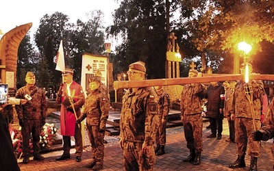 Podczas nabożeństwa krzyż nieśli przedstawicie różnych służb.