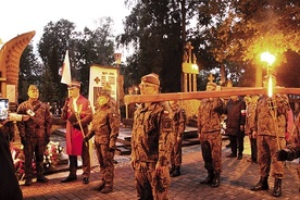 Podczas nabożeństwa krzyż nieśli przedstawicie różnych służb.